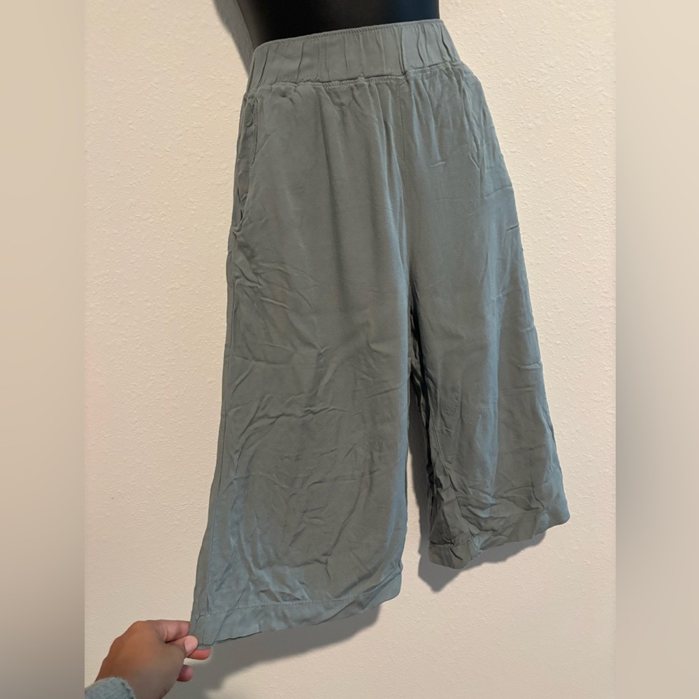 Elegant Women's Wide Leg Pants in Gray - Picture 2 of 5